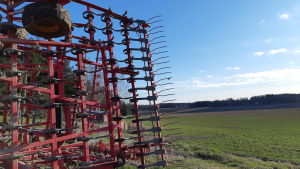 Coronavirusets framfart i världen kan sätta käppar i hjulet när jordbrukare behöver reservdelar till sina maskiner. En harv vid en åker.
