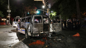 Också i New York brändes fordon, på bilden en polisbil som demonstranterna tuttat eld på. Bild på bränd polisbil i New York.