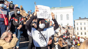 Många ungdomar deltog i Black Lives Matter-demonstrationen trots att coronakrisen fortfarande pågår. Helsingfors i solidaritet med demonstrationen av Black Lives Matter på Senatstorget. Bilden visar unga människor som visar sin motstånd mot rasism på trappan till katedralen. 3.6 2020.