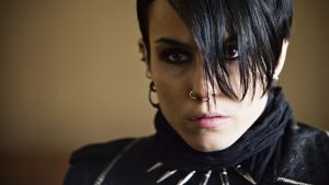 Lisbeth Salander (Noomi Rapace) i filmen Män som hatar kvinnor. Närbild på Lisbeth Salander (Noomi Rapace) som ser allvarlig ut.