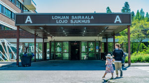 Frågan är om de som ska omplaceras är beredda att jobba på till exempel Lojo sjukhus. Lohjan sairaalan sisäänkäynti.