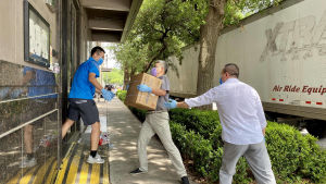 I april bunkrade Kinas konsulat i Houston upp med covid-19-skyddsutrustning. USA har beordrat Kina att stänga sitt konsulat senast fredag 24 juli för att "skydda amerikansk upphovsrätt". Kina har fem konsulat i USA förutom ambassaden i Washington. Personal på KInas konsulat i Houston lassar in skyddsutrustning för covid-19 i april 2020.