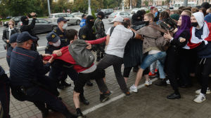 Människorättsorganisationen Viasna human rights center uppger att polisen slagit flera studerande under demonstrationen. Polisen i Minsk försöker skingra demonstranter med våld 1.9.2020.