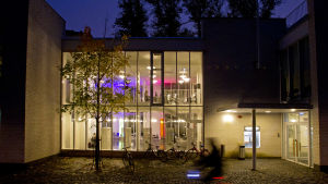 Studentföreninge Studorg vid Soc& kom i Helsingfors meddelade krog om coronafall En byggnad med belysning inne.