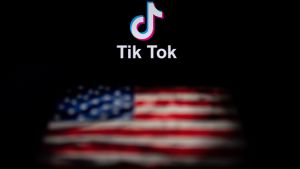Tiktok-logon och den amerikanska flaggan. 