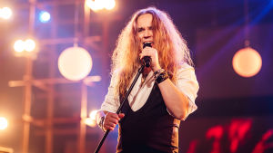 Jarkko Ahola tulkitsee Sweet Child O' Minea Elämäni Biisi -ohjelmassa, lähikuva.