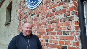 För Tero Laurikkala kan en brädbit vara en skatt, ifall det är från ett vrak han letat after länge. En man står vid en tegelvägg och tittar rakt in i kameran