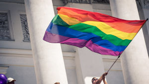 Regnbågsflaggan under Helsingfors Pride 2016.