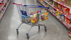 En stor del av livsmedlen du köper är packade i Pyrolls förpackningar. K-market Tammisto, ruokaa ostoskärryssä..