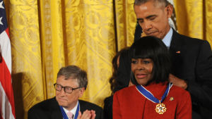 Tyson fick frihetsmedaljen av president Obama år 2016. Cicely Tyson får en presidentmedalj av Barack Obama.