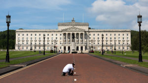 Regionalparlamentet och den regionala samlingsregeringen i Nordirland har Stormontbyggnaden i Belfast som sitt säte. Namnet Stormont används som allmän beteckning för regionalstyret. En ljus, klassisk byggnad i en park.