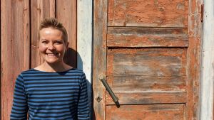 Désiree Saarela sjunger, bland annat om öde hus och de liv som engång levdes i dem. saarela står lutad mot en gammal trävägg, bredvid en gammal dörr i övergivet hus.hon ler