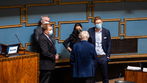 Under pausen diskuterade Emma Kari (Grön), Anders Adlercreutz (SFP), Antti Kaikkonen (C) och Antti Lindtman (SDP) om läget. Regeringspartiernas representanter diskuterade under pausen i diskussionen om EU-återhämtningsfonden.