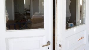 Originaldörrarnas fönster är sönderslagna. Sönderslagna fönsterglas i Villa Soltuna i Nickby