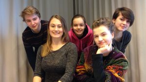 De flesta skådespelarna i serien är unga. Här ser vi Patrik Kumpulainen, Vivi Lindberg, Caisa Calin, Li Krook och Mimosa Willamo. Patrik Kumpulainen, Vivi Lindberg, Caisa Calin, Li Krook och Mimosa Willamo