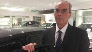 Jan-Erik Lindblom anser att gasdrivna bilar är ett bra alternativ till bensin eller diesel. Bilförsäljaren Jan-Erik Lindblom vid en gasdriven Golf på VW-Auto i Åbo.