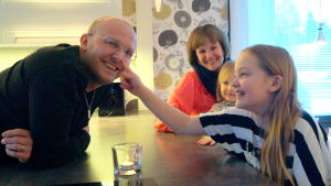 Familjen Enlund. Familjen Enlund köpte hus i Larsmo. Här sitter de i sitt kök.