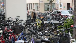 Där det finns cyklar finns det studenter. Också för utländska studenter står cykeln högt upp på införskaffningslistan. Cyklar parkerade på gatan. Där det finns cyklar finns det studenter. Också för utländska studenter står cykeln högt upp på införskaffningslistan.