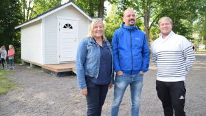 Katarinaskolans rektor Elisabet Ehrstedt, Hem och Skolas ordförande Matias Kaihovirta och läraren Henrik Lagerbohm. Elisabet Ehrstedt, Matias Kaihovirta och Henrik Lagerbohm på Katarinaskolans gård med nya redskapshuset i bakgrunden.