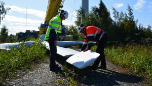 Janne Salonen till höger i bild. Jyrki Rajala från Vasa Elektriska och Janne Salonen från Delete inspekterar propellern från en av möllorna i Korsnäs.