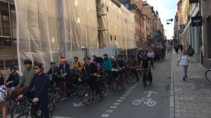Morgonrusning på Götgatan, påväg mot Slussen i Stockholm. Närmare hundra cyklister i kö på Götgatan i Stockholm i morgonrusningen.