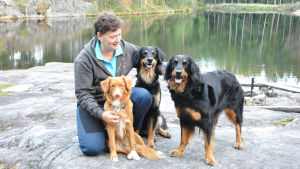 Carola Furu-Högel och Nova scotia duck tolling retrievern Vilda och hovawartarna Lusen och Lotta Carola Furu-tillsammans med sina tre hundar