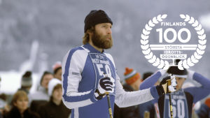 Juha Mieto, med logon för Finlands 100 största idrottsögonblick.