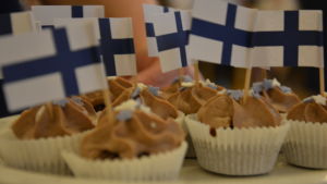 Alla mumsar inte muffins på lika villkor i det hundraåriga Finland. Små chokladbaklelser med Finlands flagga.