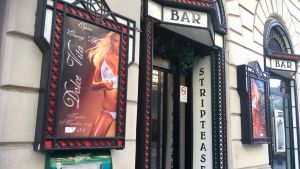 Det finns en del som uppfattar kvinnans kropp enbart som en konsumtionsprodukt. Dörren till en strippbar i Budapest