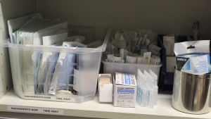 En stor del av sakerna på Global Clinic har kommit som donationer. trångt på hyllorna