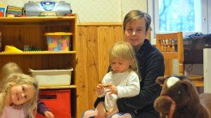 Annette Ströms dotter Michelle trivs bra i den lilla gruppen på Prästkragen. Annette Ström med dotter Michelle i famnen på daghemmet Prästkragen i Präskulla.