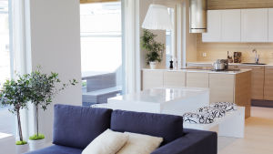 Kronholm tycker att bilderna på bostadsmäklarnas sidor ofta inte stämmer överens med verkligheten. Inredning i vardagsrum och kök.