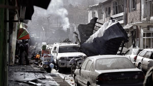 Rök stiger från en basar som angreps av självmordsbombare i Kabul 27.1.2018. Rök stiger från en basar som angreps av självmordsbombare i Kabul.