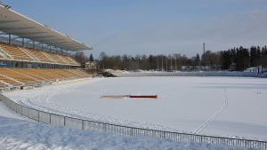 Paavo Nurmi stadion, där Stafettkarnevalen ordnas, är ännu täckt av snö. paavo nurmis stadion i vinterväder