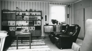 Från ett vardagsrum år 1981 i Sunila. Bild från vardagsrum i Sunila på 1950-talet.