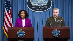 Det amerikanska försvarsministeriets talesperson Dana White och generallöjtnant Kenneth McKenzie Jr svarar på pressens frågor om attacken i Syrien. Enligt det amerikanska försvarsministeriets talesperson Dana White och generallöjtnant Kenneth McKenzie Jr var attacken lyckad på alla sätt och vis.