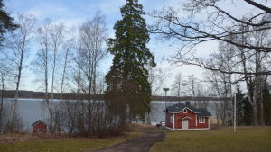 Från Villa Grantorps baksida har man utsikt över Pojoviken och strandbastun. Vy från Villa Grantorp över bastun och Pojoviken.