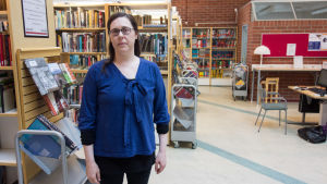 Katja Jokiniemi är oroad över att biblioteken får för stort ansvar i att hjälpa folk med nätbanken. Katja Jokiniemi