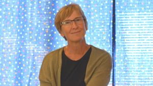 Barnträdgårdslärare Heidi Kihlstedt önskar att det skulle finnas ett smidigare sätt att sköta allt pappersarbete. Barnträdgårdslärare Heidi Kihlstedt framför en gardin på Solbacka daghem.