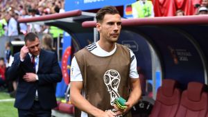 I Confederations Cup imponerade Schalkemittfältaren. Tysklands Leon Goretzka på väg att värma upp inför VM-matchen mot Mexiko.