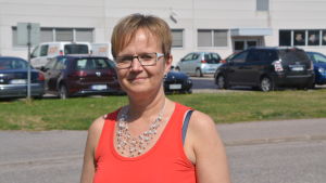 Linnéa Nystedt pendlar idag med bil mellan Lovisa och Borgå. De yngsta barnen är nu 12 och 14 år gamla. linnea nystedt en solig dag med bilar i bakgrunden