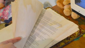 Enligt konstnären Heidi Hänninen är risken stor att den som läser boken inte i första hand stiger upp därifrån. en bunt med papper där det är samlat texter från gamla brev och är en del av ett konstverk.