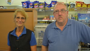 Eivor Lillas och Peter Dahlskog. Butiksbiträdet Eivor Lillas och Öja-Markets ägare Peter Dahlskog