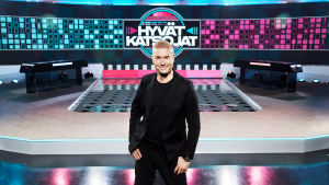 Marco Bjurström luotsaa Hyvät katsojat -ohjelmaa. Marco Bjurström poseeraa Hyvät katsojat -studiossa.