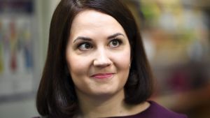 Sanni Grahn-Laasonen betonar kommunernas ansvar gällande personalkraven - och lovar att situationen snart lättar när nya pedagoger utbildas. Porträttbild av Sanni Grahn-Laasonen som småler och riktar blicken förbi kameran.