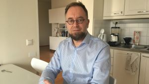 Ambrosius Wollstén har deltagit i flera protester och säger att det är viktigt att göra sin röst hörd också mellan valen. Han är kritisk till att medborgarorganisationer och andra grupper inte hörts under lagberedningsprocessen. Ambrosius Wollstén har deltagit i flera protester och säger att det är viktigt att göra sin röst hörd också mellan valen. Han är kritisk till att medborgarorganisationer och andra grupper inte hörts under lagberedningsprocessen.