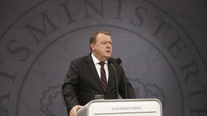 Lars Løkke Rasmussen höll presskonferens på torsdagen. Danmarks premiärminister Lars Løkke Rasmussen talar om dubbelmordet i Atlasbergen.