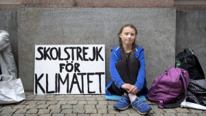 Kurunpää tycker att det är viktigt att inte allt ansvar skyfflas över på unga människor, som exempelvis Greta Thunberg. Skoleleven Greta Thunberg sitter utanför Sveriges riksdag och skolstrejkar för klimatet. 2018.