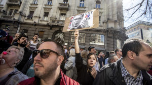 Serbiska demonstranter kräver att presidenten avgår. Demonstrationer utanför presidentslottet i Belgrad, Serbien.