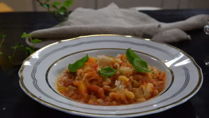 Annos Toscanalaista leipäkeittoa keittiössä